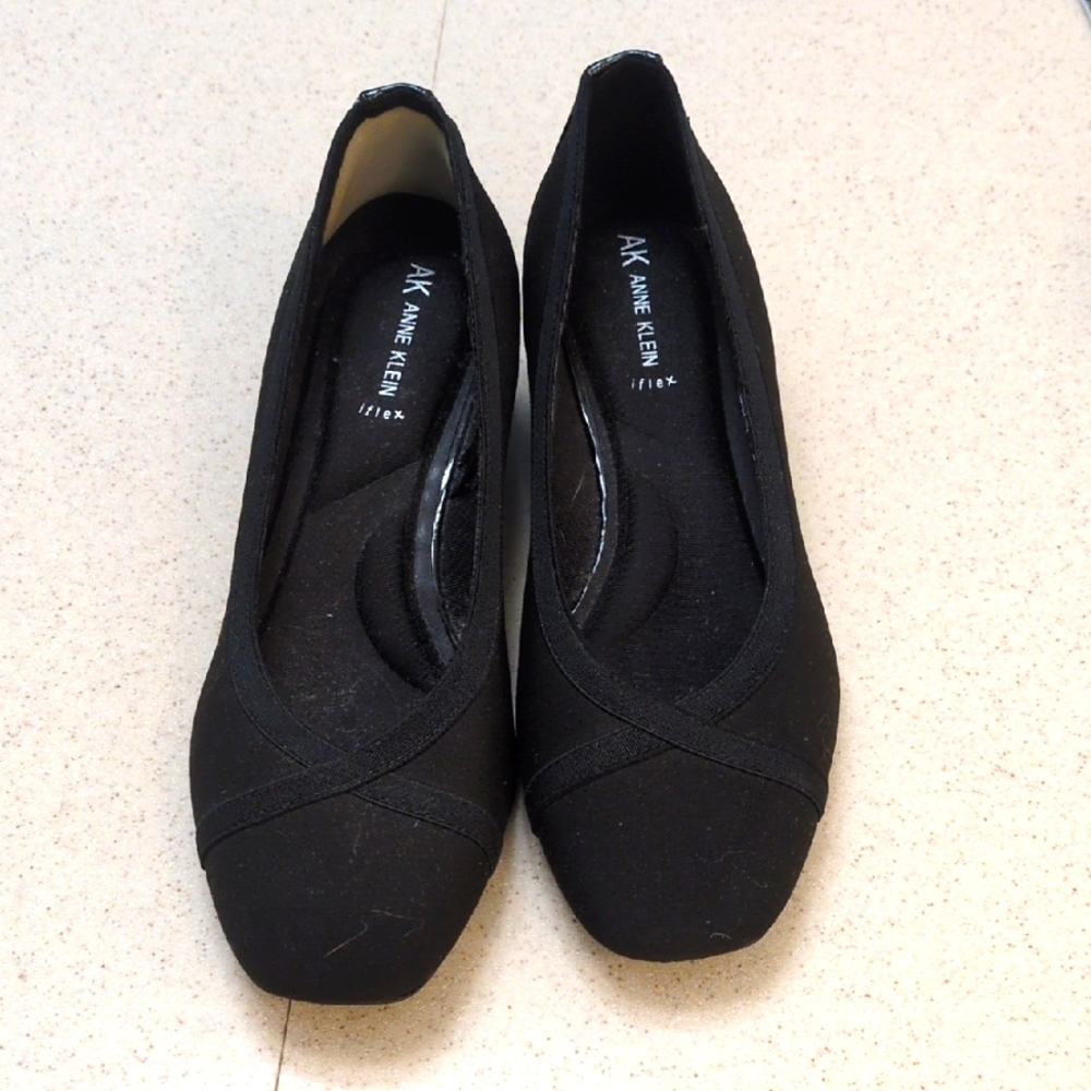 Anne Klein Elegant Black Low Wedge Heel. Size 8.5M
